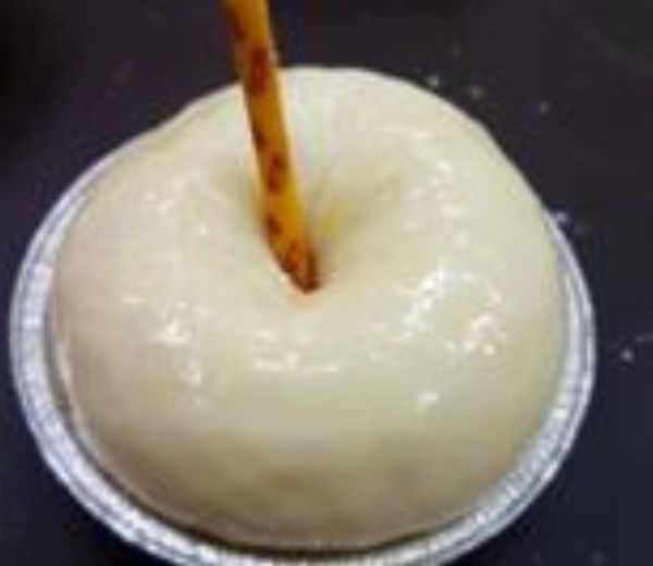 入爐前，將發酵好的麵糰表面均勻刷上蛋液，插入5cm左右的餅乾棒