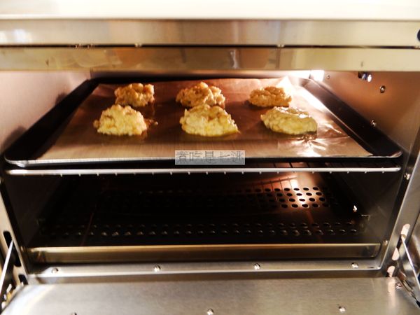 烤箱預熱210/210 烘焙時間13-15分鐘。我的烘王 220/210 放中層 15-16分鐘