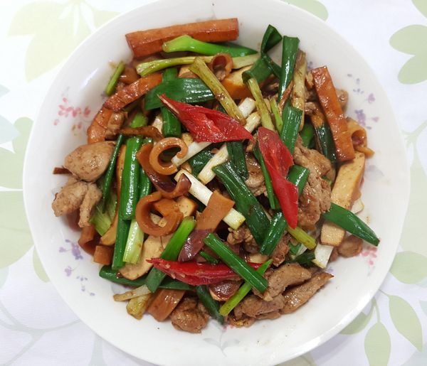 再加入調味料混合拌炒,用1/3碗的水煨煮入味
最後加入蔥段,辣椒片,拌炒一下起鍋前淋少芝麻油即可