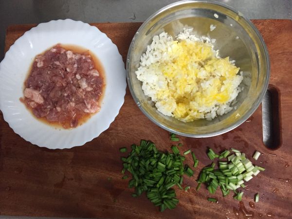 1.豬肉倒入泡菜汁醃漬備用
2.韭菜、泡菜切碎
3.隔夜飯加入蛋黃抓勻