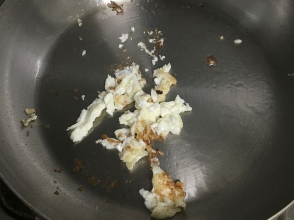 先炒剩下的蛋白備用
