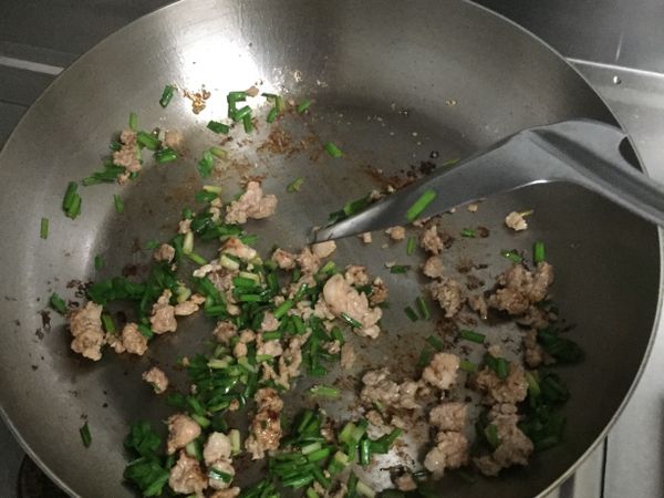 豬肉先炒熟
入續放入韭菜、泡菜、備用的蛋、隔夜飯拌炒
起鍋前加入適量的鹽、胡椒粒調味