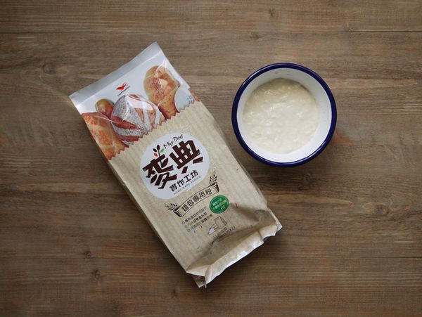 前一晚先將A的液種材料混合，以湯匙攪拌均勻至無粉粒狀即可，接著覆蓋上保鮮膜放置於室溫下30分(冬季1小時)後，再進低溫冷藏13小時左右。冰過13小時後的液種長這樣，基本上添加的酵母非常微量，因此不會有什麼太大"動靜"是正常的。