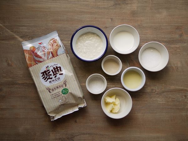 隔天將A的液種(不必回溫)與B材料(除了奶油和鹽)皆倒入麵包機容器裡，並以『14(麵包麵糰)』模式製作麵團，待行程揉打至5分鐘左右再加入鹽，藉以強化麵團筋性，攪拌過10分鐘後投入奶油。
 (但若擔心鹽後放會刮傷內鍋的話，也可事先將鹽溶解在本種材料的液體裡，只要與酵母添加時錯開即可。)