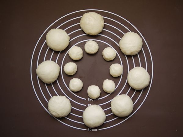 麵糰先分割成8等份，並在每個小麵糰分割出約46g的麵糰當小蝸牛的殼，13g當小蝸牛的身體(蝸牛身體和蝸牛殼比例大約是1：3.5)，總共會有16個大小麵糰，並將麵糰光滑面翻折出，收口捏緊朝下在桌面滾圓並用保鮮膜蓋住鬆弛20分鐘。