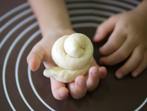 把搓成長條的麵團捲起來，塑形成蝸牛殼的形狀。
