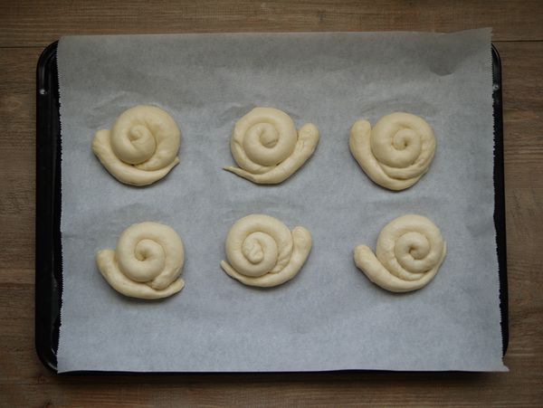 將個個不同造型的小蝸牛麵團擺放在烤盤上，並放進並以烤箱發酵功能進行二次發酵約40-50分鐘，直到變成1.5-2倍大。