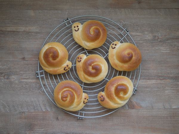 出爐放涼後，用溶化的巧克力筆畫上小蝸牛的眼睛和嘴巴即可。