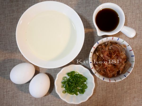 備好所有食材，冰豆漿置於室溫下稍回溫。雞蛋打散成蛋液，加鹽巴稍拌勻，備用。