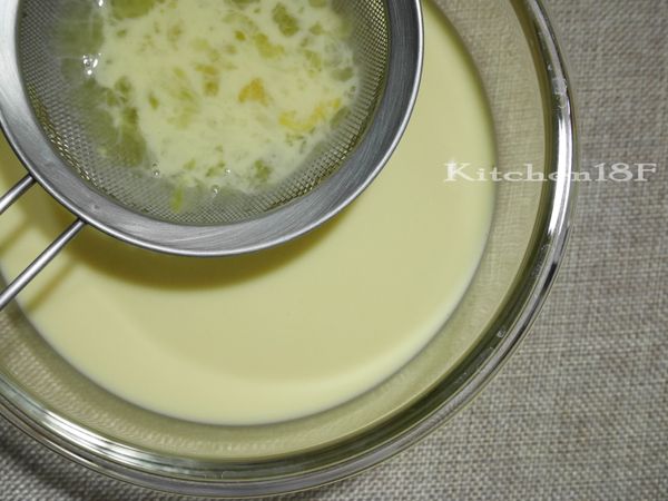 將蛋液倒進豆漿中拌勻後，用濾網過濾2次去除雞蛋繫帶和過大物質。接著，分裝至4個耐蒸容器(約八分滿)，撈除表面小泡泡後，再用耐熱保鮮膜封住杯口。(豆腐滑嫩秘訣)