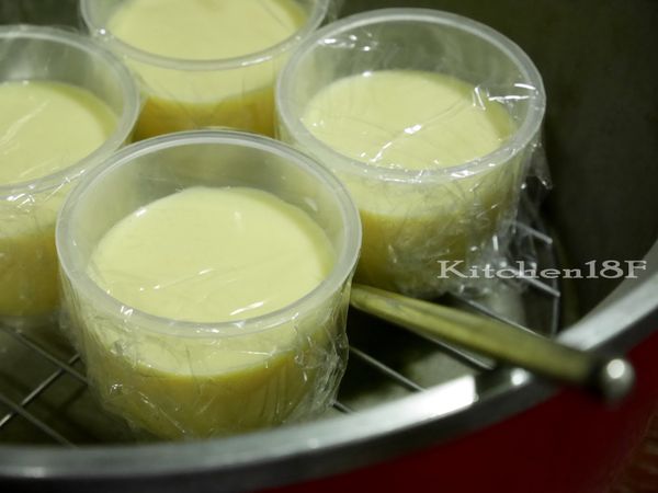 取出電鍋，(外鍋)倒進1米杯水量，放上蒸架，擺上耐蒸容器。鍋邊插上一根不鏽鋼筷子留縫隙降高溫，蓋上鍋蓋，按下開關蒸煮即可。(耗時約18分鐘)