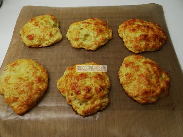 完成後司康還很軟，連同烘焙紙直接拉到涼架上冷卻