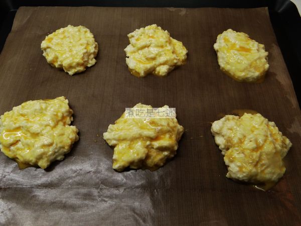 用兩支湯匙幫忙舀出麵團放在烤盤上，留出適合間距，約可分6份(每份約55-60g)