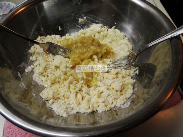 加入切成薄片壓成泥狀香蕉到步驟5內