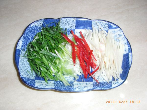 將蔥.薑.辣椒切絲加鹽抓均勻備用