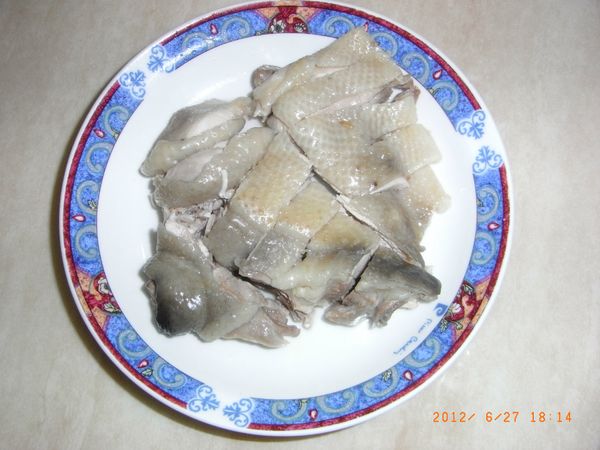 雞肉切塊將蔥薑辣椒絲鋪於上