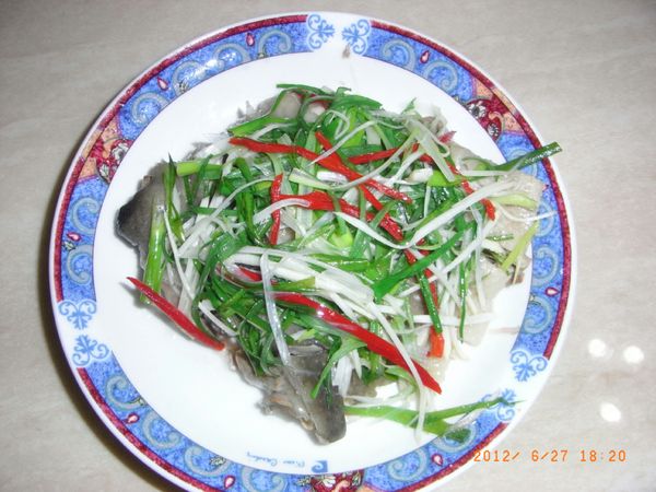 將沙拉油燒熱淋於做法3上.再將多餘的油瀝出