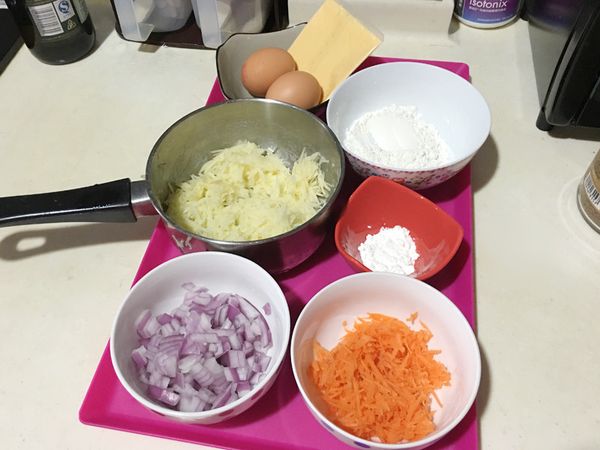 準備材料囉！把馬鈴薯刨絲泡水約15分鐘，將水倒掉重複步驟在一次，這个步驟主要是濾掉一些馬鈴薯的澱粉，紅蘿蔔也刨細絲，洋蔥切小小塊，後來我又想到加入培根，但來不及入鏡。