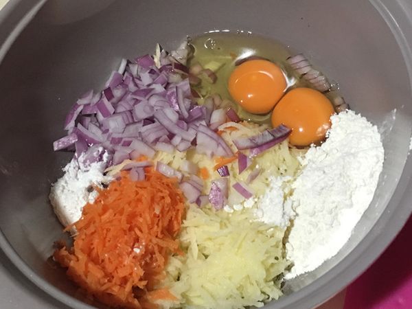 很簡單的通通到在鍋裡開始攪拌~