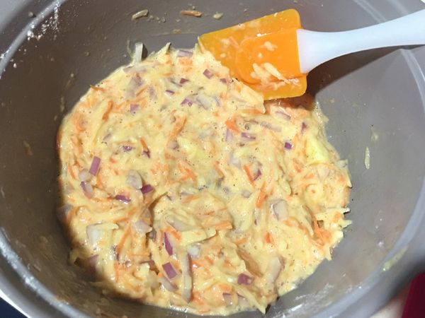 攪拌時如果覺得不夠濃稠可以再加點麵粉，我是在此時放入剪成小塊的起司片跟培根，加入鹽(約1/2匙)跟胡椒調味。