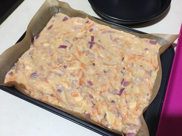 攪拌均勻後倒入，鋪好紙的烤盤上，放入預熱烤箱180度烤20分鐘(要依家裡的烤箱判斷唷！)我自己是不時就到烤箱邊看狀況。