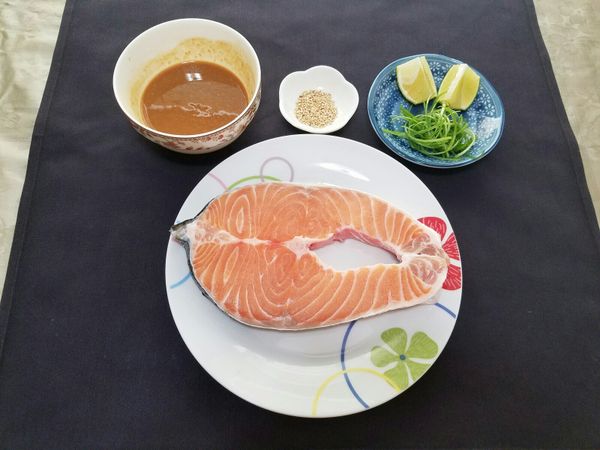 將鮭魚洗淨並用紙巾擦乾，青蔥切絲，檸檬對切備用；醃料以2匙的味噌、1匙的薄鹽醬油、3匙的米酒、1匙的味醂及1小匙的蜂蜜拌勻備用。
