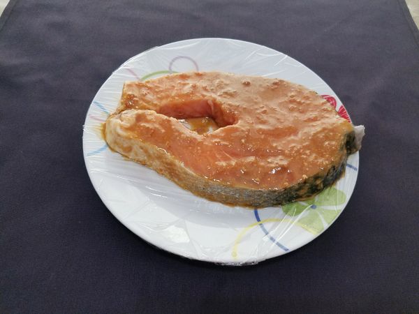 把醃料均勻塗抹在鮭魚上，魚的兩面都要抹上哦!放置冰箱約2小時待入味。