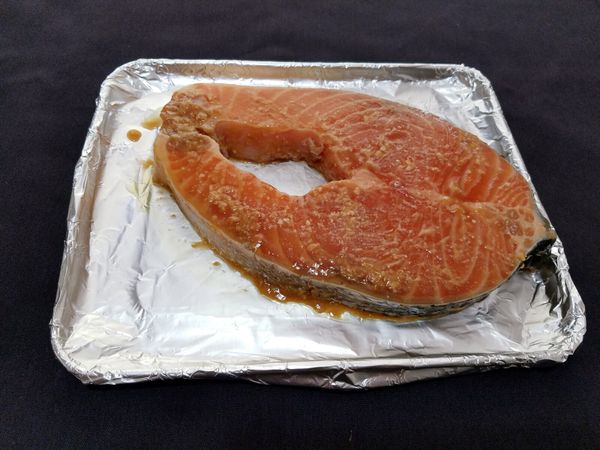 先預熱烤箱300度20分鐘，烤盤上抹點橄欖油，把鮭魚放在烤盤上，烤箱以250度烤約30分鐘。