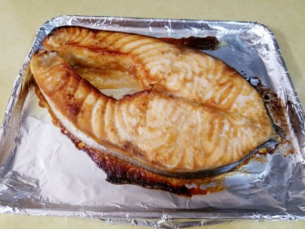 將鮭魚烤至熟成。