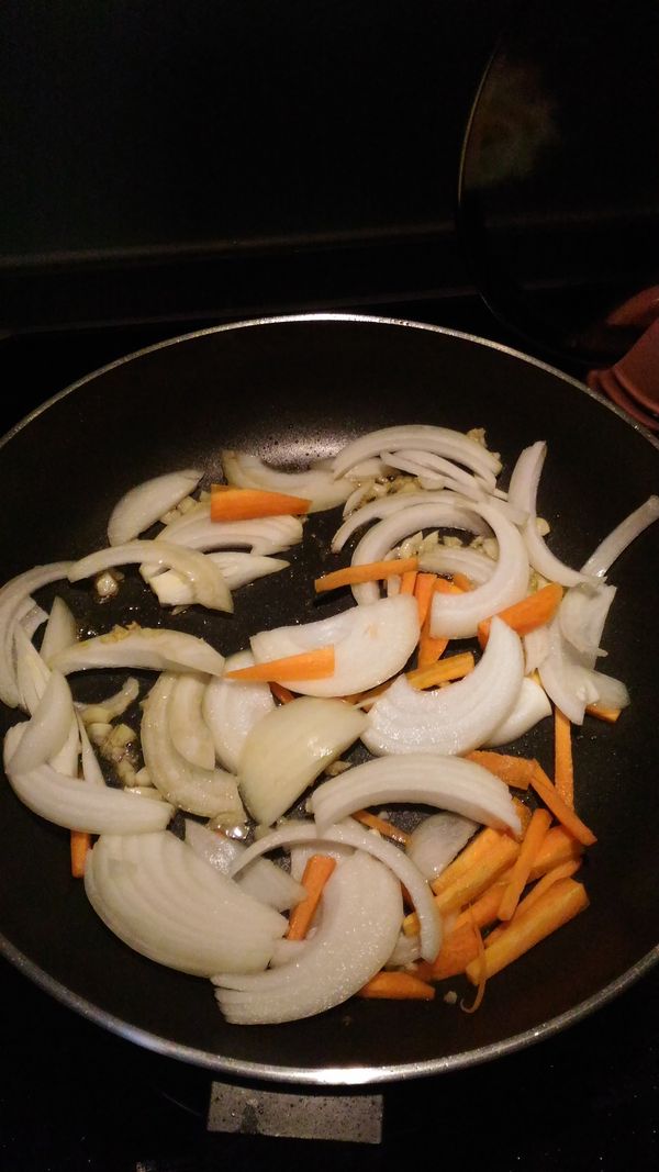 炒洋蔥高麗菜紅蘿蔔絲