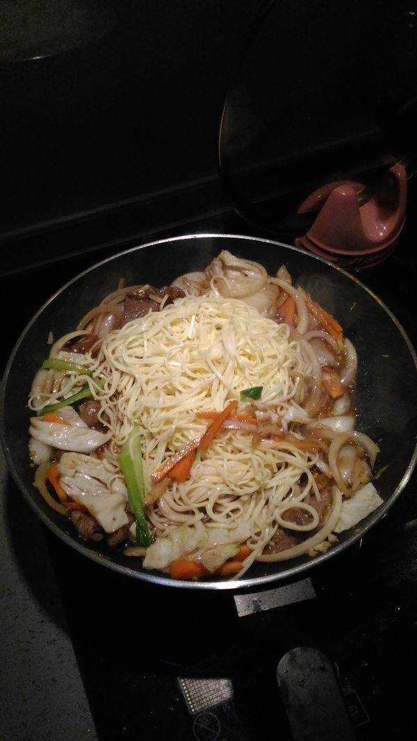 牛肉炒至半熟，放入油麵+水+加調味料拌勻