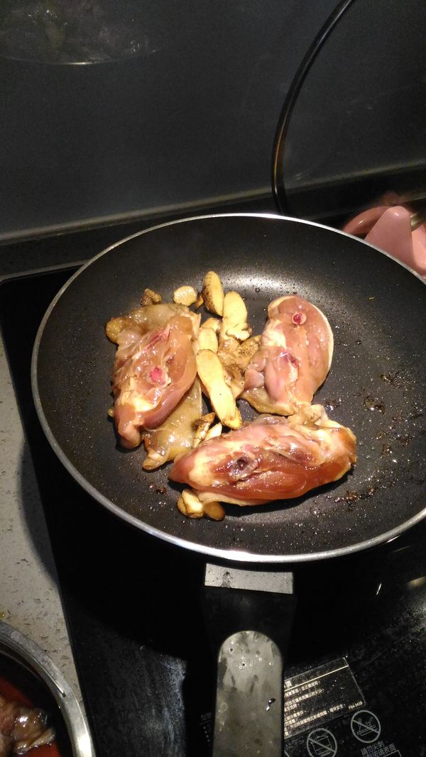 麵不夠，煮一點麻油雞飯
麻油薑片爆香+前一晚醃的雞肉煎香