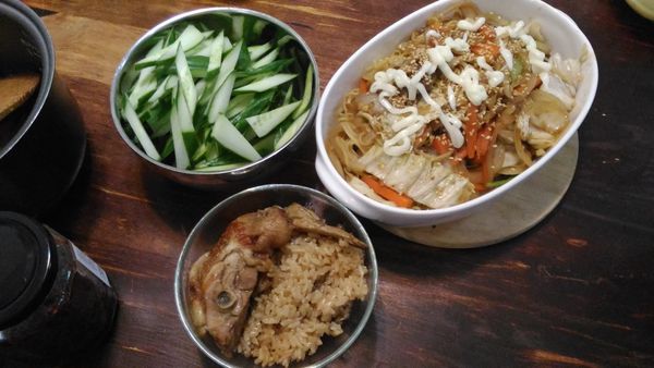 全部倒進電子鍋(內已有一杯米一杯米酒)
雞肉有醃過所以沒再調味