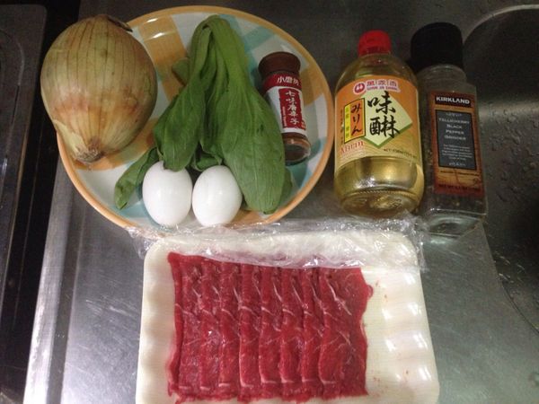 洋蔥切粗絲、蛋打散備用