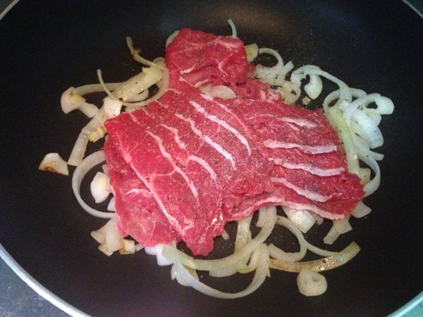 放入牛肉片及黑胡椒粒