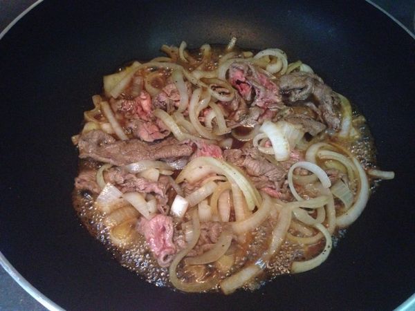 牛肉炒至七分熟放入醬汁