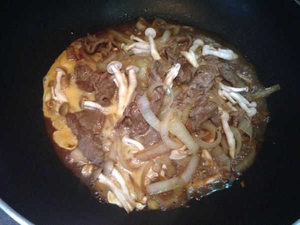 放入鴻喜菇及蛋液蓋鍋蓋燜ㄧ下