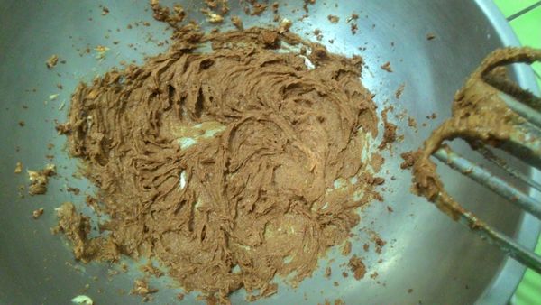 *事前準備工作：奶油軟化、核桃用平底鍋稍微烤過，並切小塊、低粉和泡打粉過篩；20 x 20公分方形烤模，先舖上烘焙紙
*烤箱以180度預熱


將奶油和黑糖用電動攪拌器打到蓬鬆