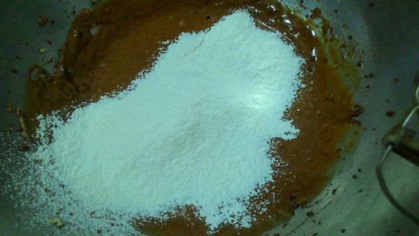 加入低筋麵粉和泡打粉，拌勻