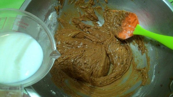 在粉類快要拌勻時，加入牛奶