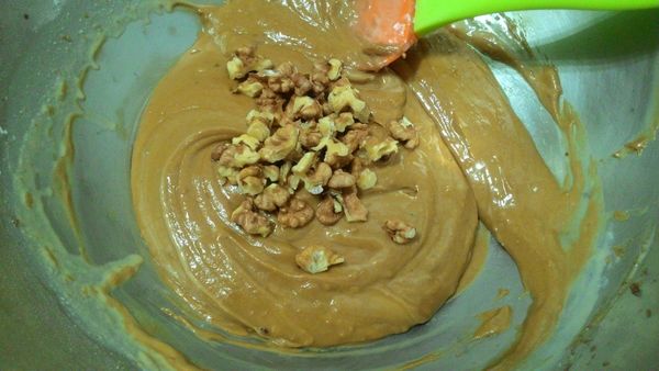 倒入3分之2的核桃，拌勻