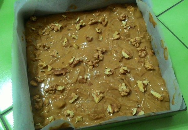 最後倒入方形烤模，表面撒上核桃。用180度烤溫烘烤25~30分鐘。