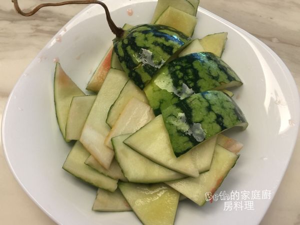 將西瓜果肉消除，西瓜硬皮削去不用