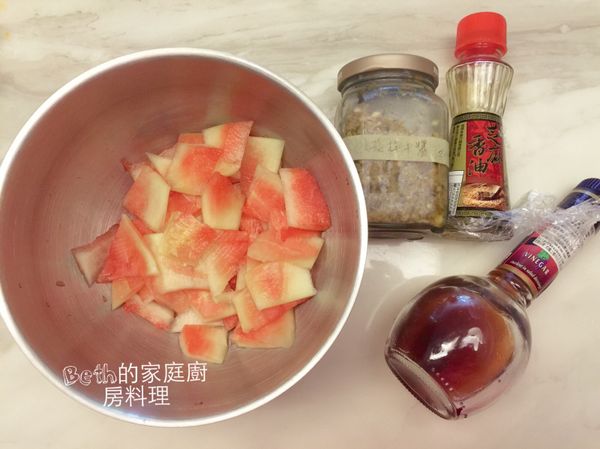 西瓜皮白色部分切成0.2公分厚度的薄片，加入紅酒醋、猴菇梅乾醬、香油拌勻