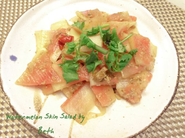 盛盤時再加入鹽、白胡椒粉拌勻，加上一些香菜增加香氣