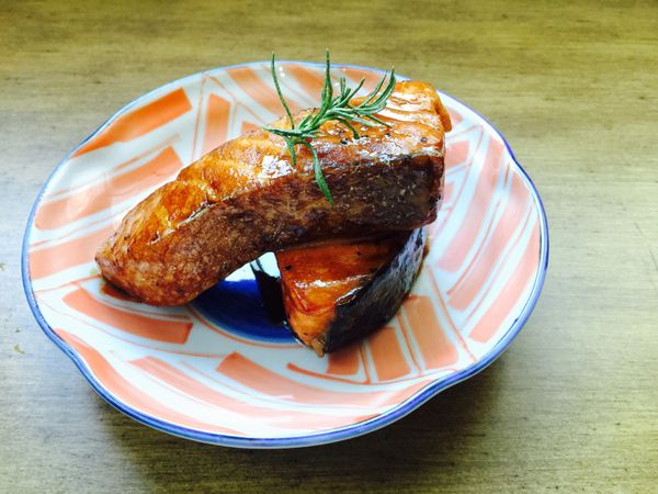 鮭魚切成大塊，表面用鹽和黑胡椒抹勻靜置。碗內加入淡口醬油，味醂(或可用糖和酒代替)，薑片，蒜片，油調勻，將鮭魚塊浸在醬汁中，至少20分鐘，中間翻一下。熱鍋少油，將鮭魚皮這面煎至脆皮翻面煎至熟，倒入醬汁，煮滾後淋在魚上即可。(醬汁過鹹或過稠，可加些水)