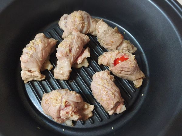 可以蓋上檢附的玻璃鍋蓋，清楚的看見烹煮食材，隨時掌控熟成度