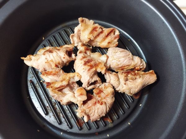 烤約5分鐘之後開蓋翻面，翻面之後再烤約3分鐘至雙面金黃即可