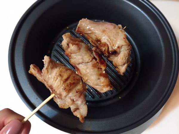 肉捲用竹籤串起來，再撒上七味粉就完成囉！