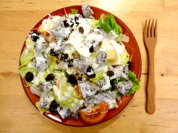 淋上自己喜愛的沙拉, 優格沙拉特別適合搭配少許水果喔^^ (我使用的是小七沙拉)